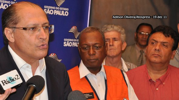 Alckmin participa de evento na reunião, observado por Fernando Fernandes (dir.)