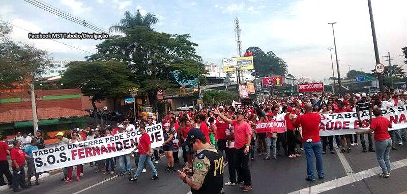 Integrantes do MST fecham a Régis Bittencourt na praça central de Taboão em maio